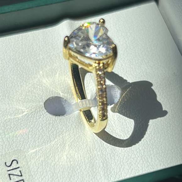 Cubic Zirconia heart ring size 8. Gold tone set in brass NIB - Picture 8 of 8